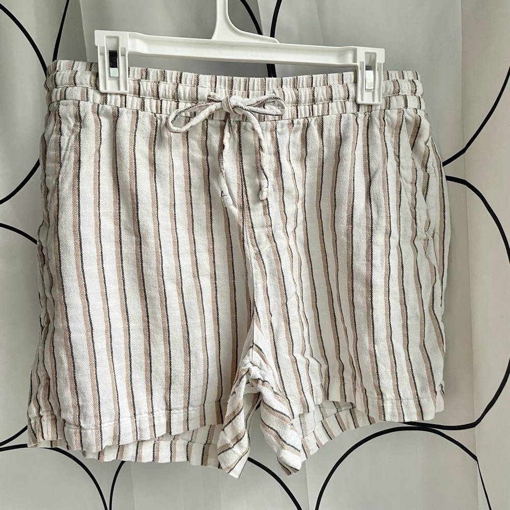 Old Navy White and Black Shorts | Women’s size Large